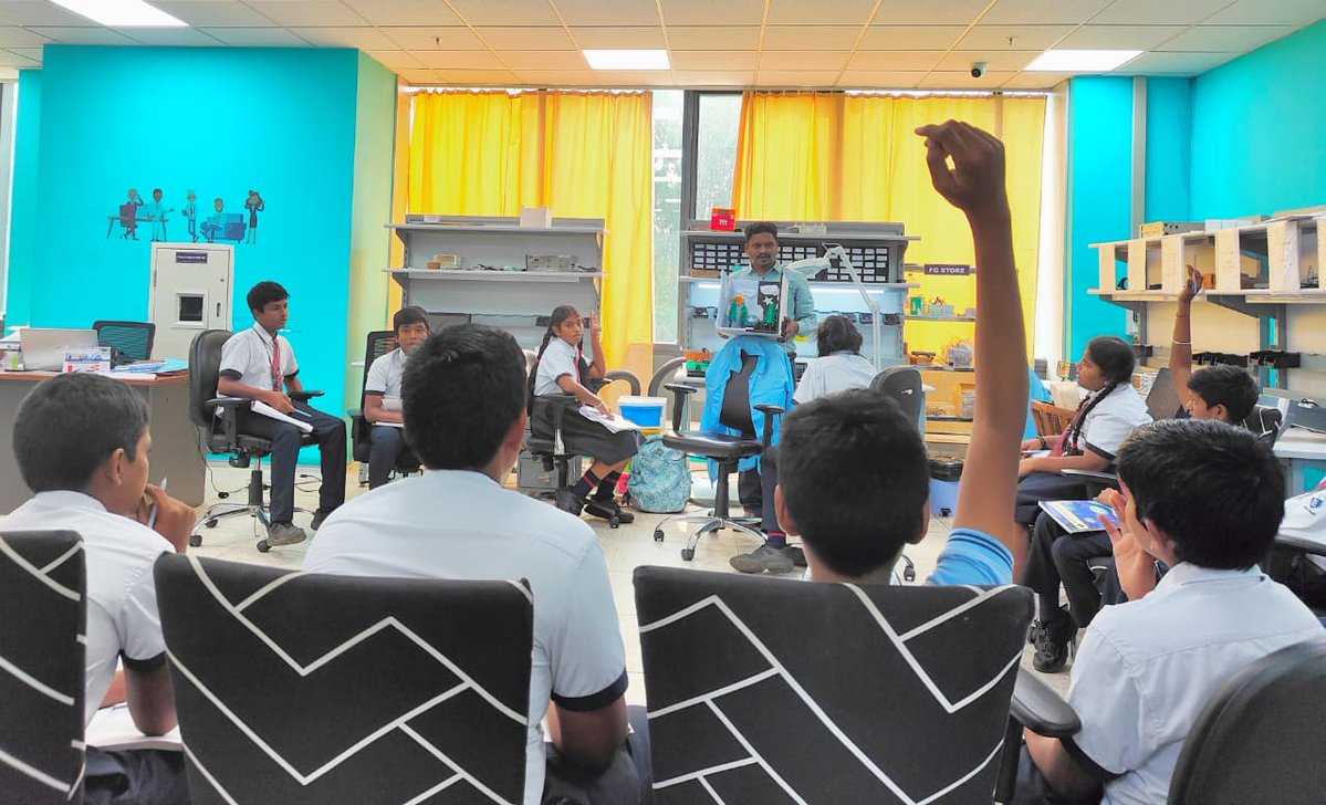 MediValleyAMTZ's tweet image. Students of Pilani Public School experienced hands-on #innovation as @MediValleyAMTZ led an engaging #training session, giving them a deep dive into #electronic components &amp;amp; helping them understand how these parts come together to real-world applications. #FutureInnovators