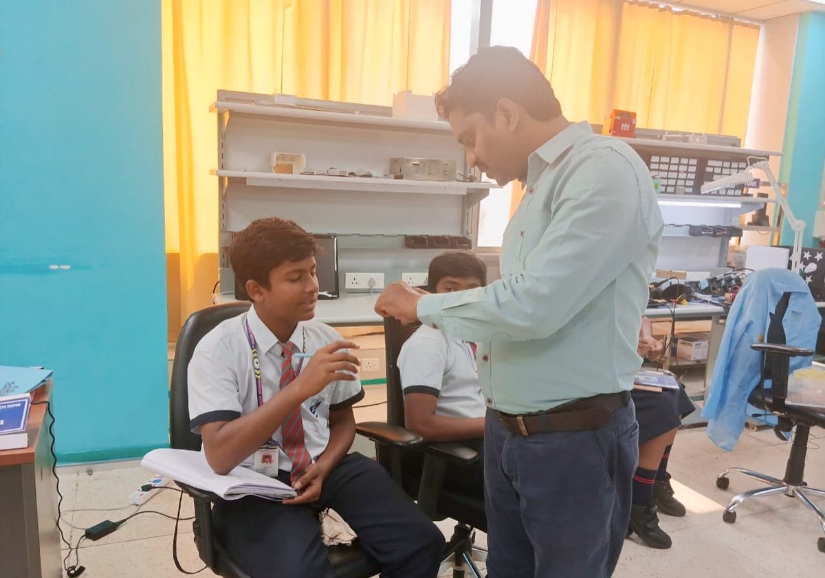 MediValleyAMTZ's tweet image. Students of Pilani Public School experienced hands-on #innovation as @MediValleyAMTZ led an engaging #training session, giving them a deep dive into #electronic components &amp;amp; helping them understand how these parts come together to real-world applications. #FutureInnovators