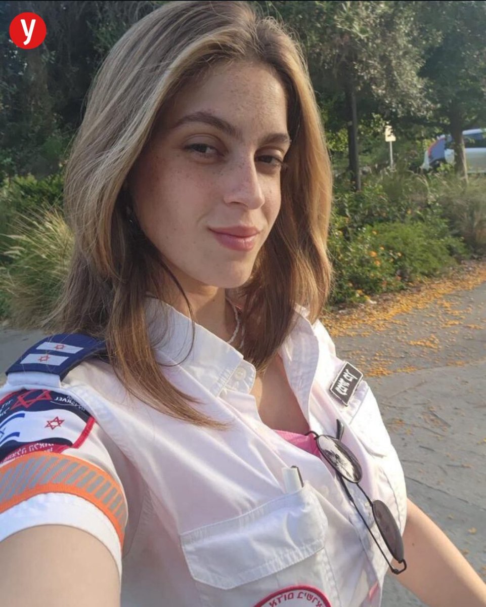 Amit Mann fell on October 7th while saving lives, never getting the chance to see her first paramedic course students graduate❤️‍🩹
This week, her students went to her grave and left their certification letters there — a final tribute to the guide who inspired them far beyond the