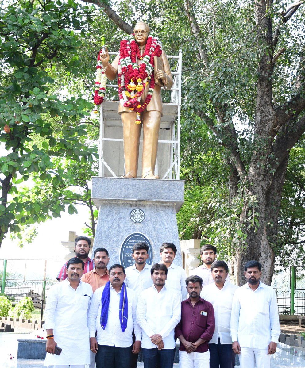 ಸಂವಿಧಾನ ದಿನದ ನಿಮಿತ್ತವಾಗಿ ಕಲಬುರಗಿಯಲ್ಲಿಂದು ಬಿಜೆಪಿ ವತಿಯಿಂದ ಭಾರತರತ್ನ ಡಾ. ಬಾಬಾಸಾಹೇಬ್ ಅಂಬೇಡ್ಕರ್ ಜೀ ಅವರ ಪ್ರತಿಮೆಗೆ ಮಾಲಾರ್ಪಣೆ ಮಾಡಿ ಗೌರವ ನಮನ ಸಲ್ಲಿಸಲಾಯಿತು.

On the occasion of Indian Constitution Day paid tributes to BharatRatna Dr. BR #Ambedkar Ji by #BJP #Kalaburagi. 💐🙏

<a href="/narendramodi/">Narendra Modi</a>