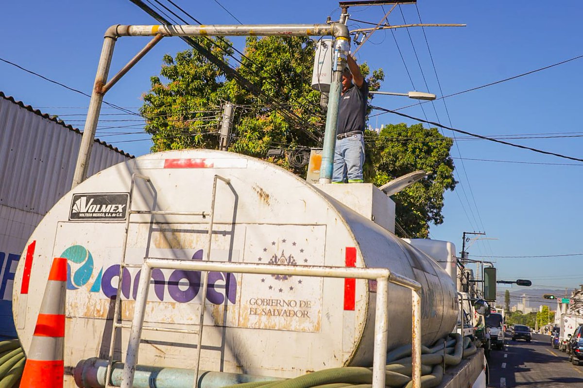 ANDASV's tweet image. Mientras el servicio se recupera por completo tras las intervenciones en el Sistema Torogoz, hemos puesto en marcha un plan de contingencia para asegurar el suministro de agua potable mediante pipas en todos los sectores que lo requieran.