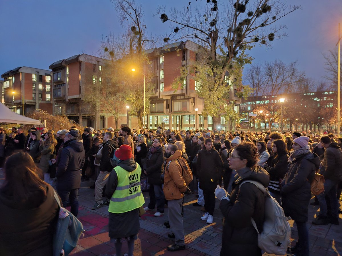 BlokadaFFUNS's tweet image. Na protestu smo u znak podrške našoj profesorki Jeleni Kleut.

NE DAMO VAS!