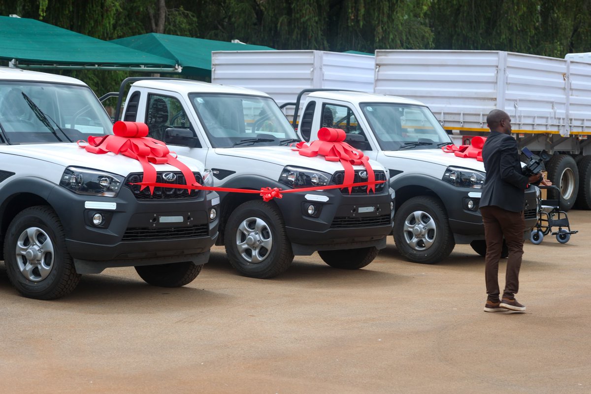 edmnangagwa's tweet image. I presented vehicles to youth ambassadors of the disabled community: musicians Talent Chipo Muchengwa and Tongai Gwaze, beauty therapist Sifiso Mitchell Sibanda, disability advocate Tendai Mazuru and former child president Hazel Mandaza. Each also received ten wheelchairs to…
