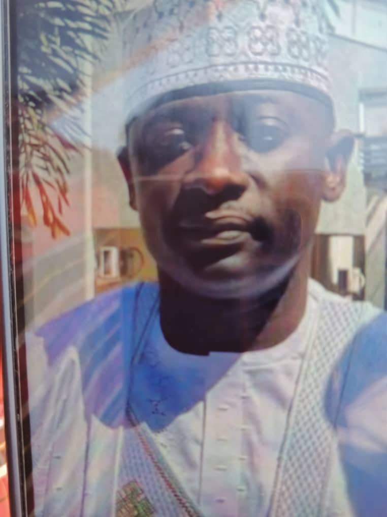 MichaelOluseg20's tweet photo. This is the picture of the man that took the car away AB Mohammed. 
He claim to be an Air Force officer, lecturing in NDA  living in Air force base and posted newly to Kaduna. https://t.co/Miubm6tE4O