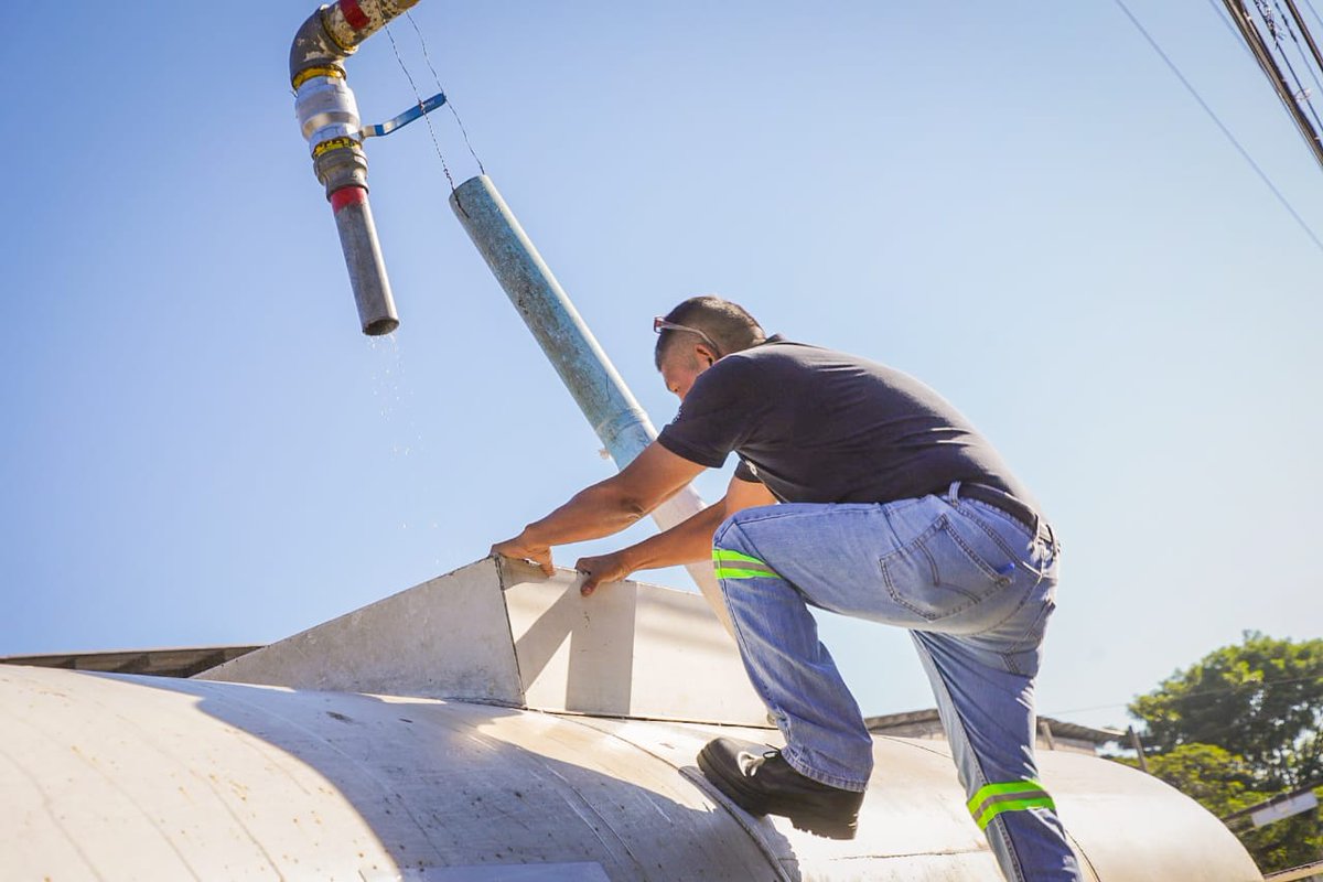 ANDASV's tweet image. Mientras el servicio se recupera por completo tras las intervenciones en el Sistema Torogoz, hemos puesto en marcha un plan de contingencia para asegurar el suministro de agua potable mediante pipas en todos los sectores que lo requieran.