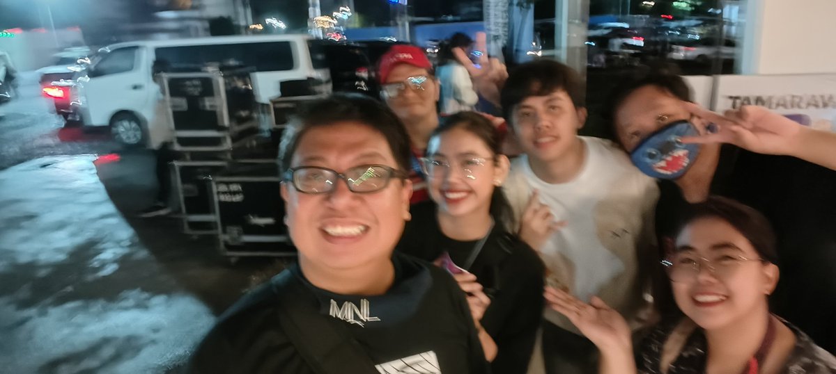 Kuha ng ilang MNLoves pagkatapos ng performance ng #QUADLIPS sa #NakakaLOCAL Food Fest. May nakita kaming 4D Fairy! <a href="/_ssaniko/">ALYSSA! ✧.*</a>

QUADLIPS NKKLOCAL FOODFEST
#QuadlipsOnMarikinaTCenter
<a href="/quadlips_staff/">Quadlips official JPN STAFF</a>