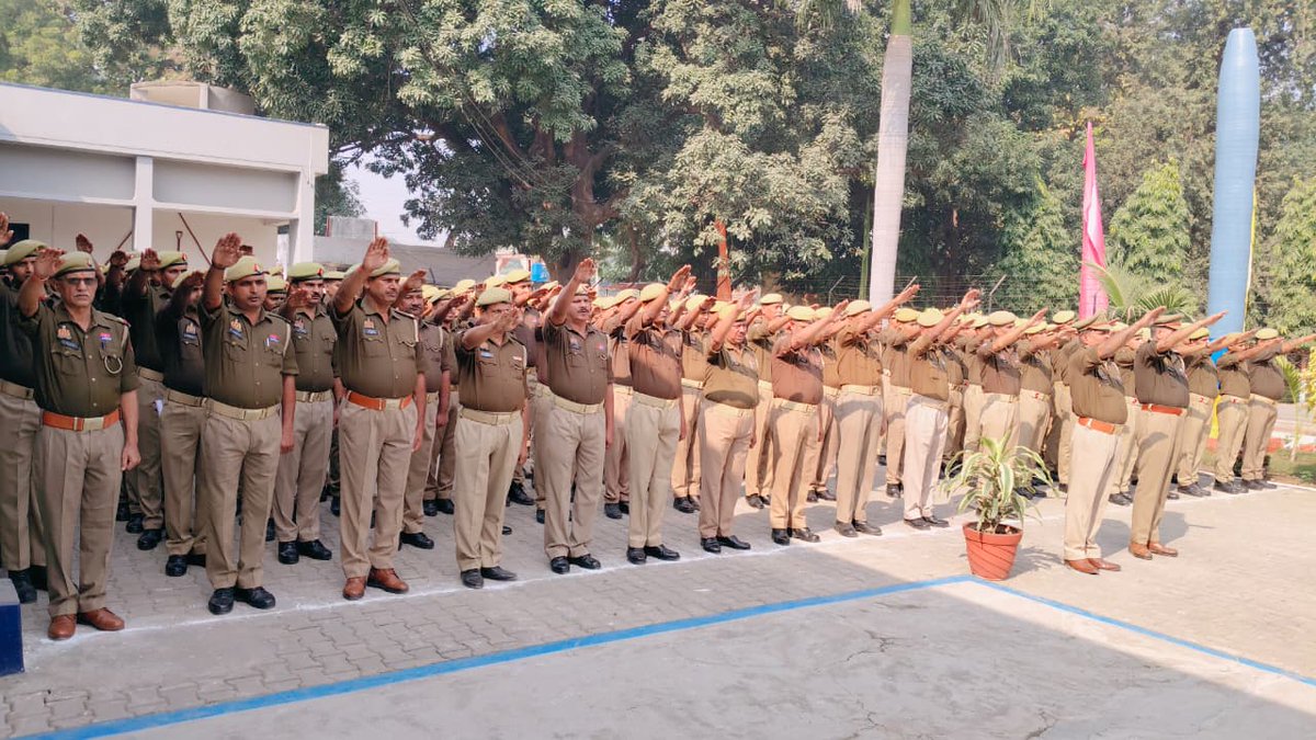 co36pacup's tweet photo. आज दिनाँक 26.11.2025 को संविधान दिवस के अवसर पर  वाहिनी  में श्री राजेश कुमार-सहायक सेनानायक के द्वारा  समस्त अधिकारियों एवं कर्मचारियों को संविधान में निहित मूल्यों, आदर्शों एवं उद्देशिका को स्मरण कराते हुए राष्ट्र की एकता व अखण्डता बनाये रखने की शपथ दिलाई गई. https://t.co/SY77ktLm0m