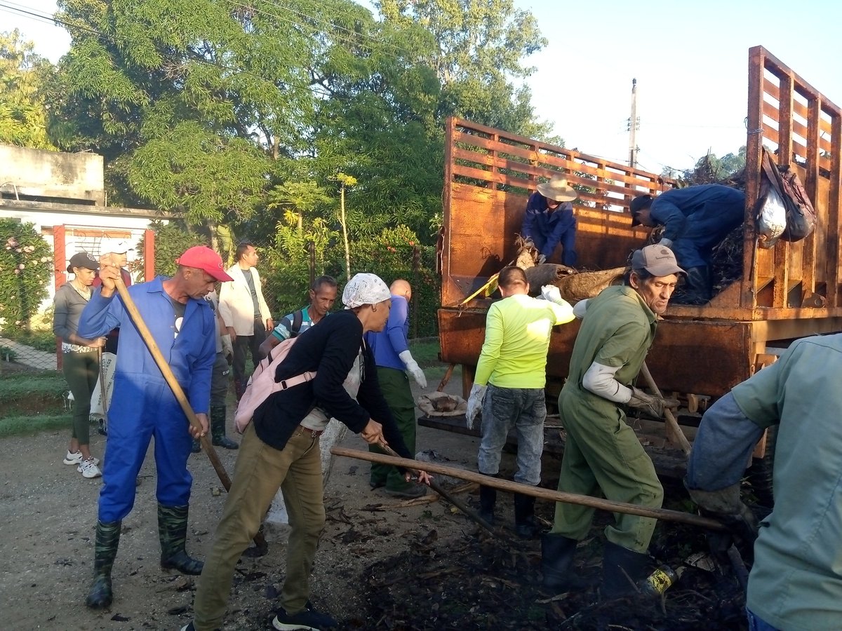 ErneyPerez4's tweet photo. En el día de hoy realizamos un trabajo voluntario en el #MunicipioBartoloméMasó para la recogida de desechos sólidos en las comunidades de Masó, El Corojo y Río Yara. #UnidosSomosMas. https://t.co/14eDa506Cq