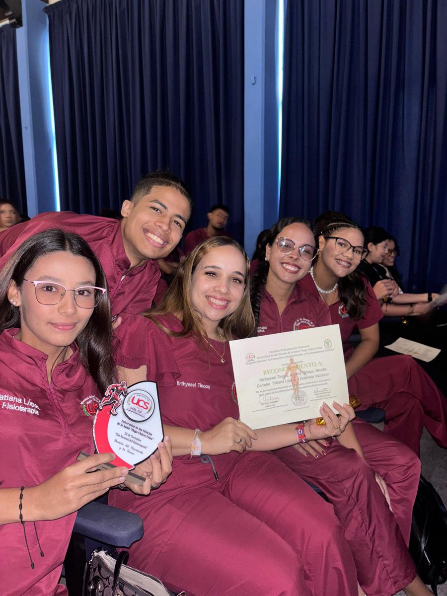 La Universidad de las Ciencias de la Salud, Núcleo Nueva Esparta, protagonizó un cálido acto en saludo al Día del Estudiante Universitario y del Fisioterapeuta donde se reconocieron a estudiantes, docentes e instituciones destacadas. #CubaCoopera <a href="/frankldz90/">Frank López Díaz</a> <a href="/EspartaNue31703/">Brigada Médica Cubana Nueva Esparta</a>
