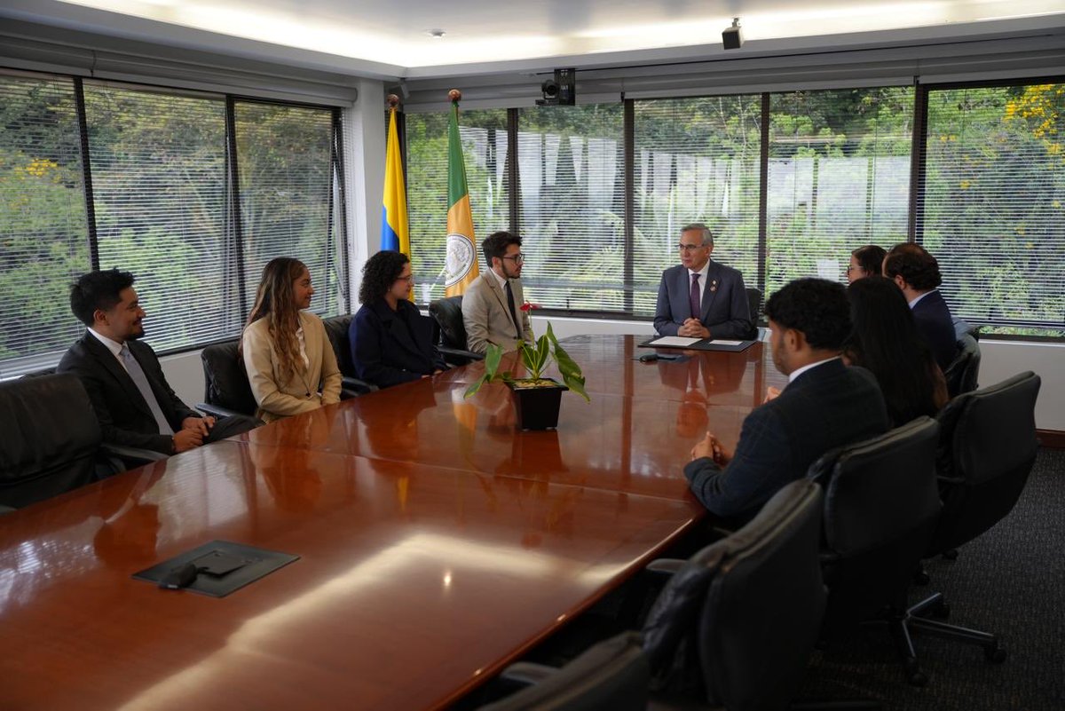 El Dr. Hernando Parra Nieto recibió en la Rectoría a Kaleb Buitrago, María Rodríguez y Daniela Cano, ganadores del Concurso Estudiantil de Derecho Comercial de la CCM.

Un logro que destaca el talento de nuestros estudiantes de Derecho.