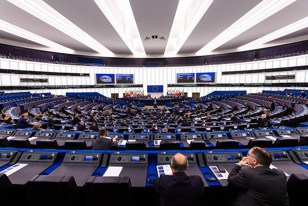 Euractiv_FR's tweet photo. À une voix près, le Parlement européen ne parvient pas à bloquer la texte sur l’étiquetage des produits du Sahara occidental: Le Parlement européen n’a pas réussi, mercredi 26 novembre, à empêcher l’entrée en vigueur de l’acte délégué de la Commission… https://t.co/1OKLdA06Uw https://t.co/pF1KzyVGTl