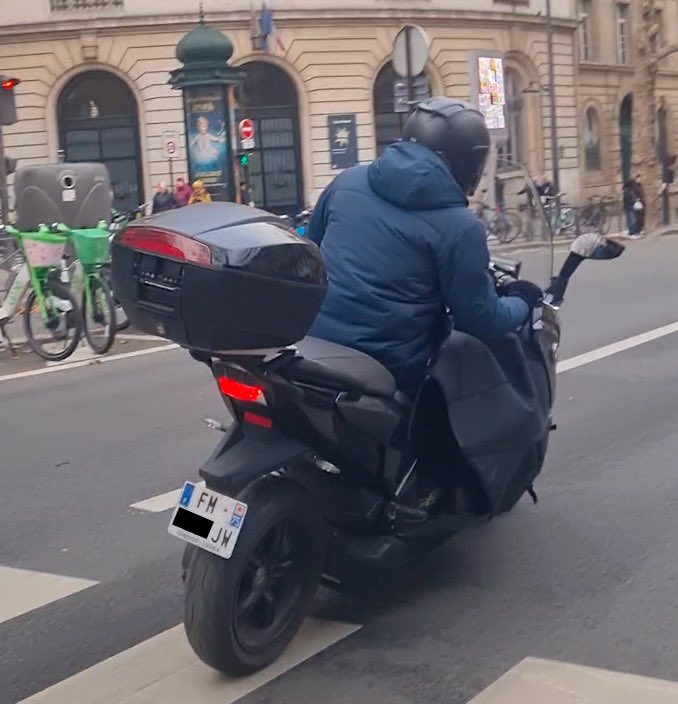 CaronAymericoff's tweet image. À destination du conducteur de scooter qui m’a agressé aujourd’hui Boulevard Saint Michel à Paris avant de courageusement prendre la fuite: nous avons la plaque, et des témoins. À bientôt !