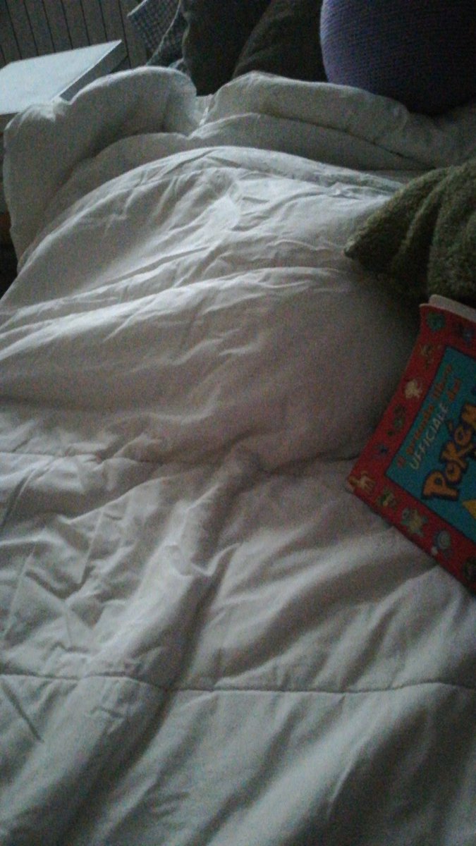 Tiny break from crocheting because i'm getting eepy.
Sun setting, light dimming, repetitive work while i'm in front of the screen waiting for download... Truly the perfect atmosphere to make me want to lie down and take a nap
Risotto is nearby too, under the blanket. So comfy.