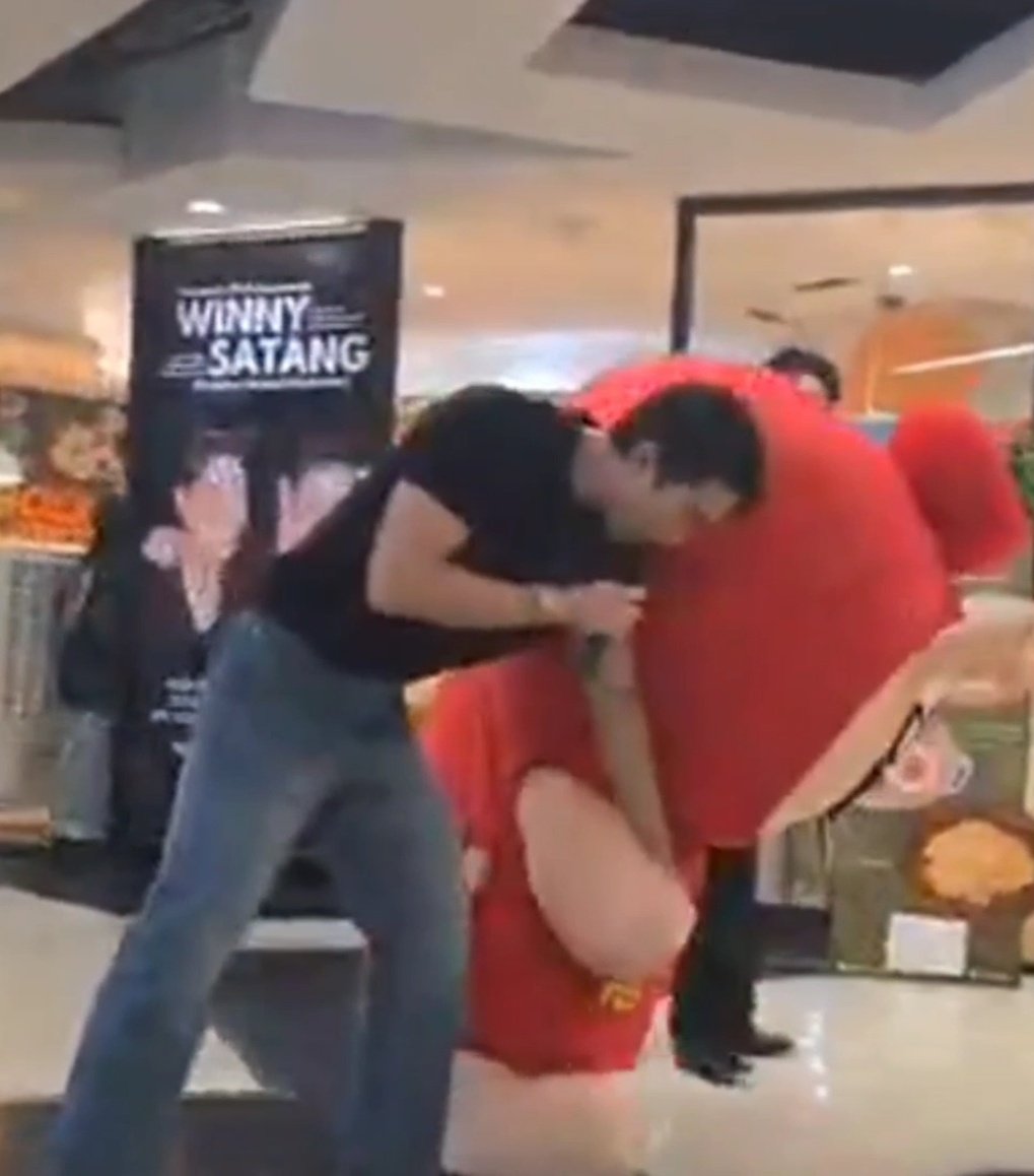 BrIgHtWiNFoReV6's tweet image. ขำจะบร้า มาฟ้อกลุกไม่ขึ้น ฟอสคิดว่าลูกมารยาทงาม 555555 ฟอส!! 5555

ฟ้อก : (พยายามลุก)
🦊 : มารยาทงาม
ย่ายาย : ช่วยฟ้อกหน่อย
🦊 : (รีบช่วย) อ๋อ ลุกไม่ขึ้น กุก็นึกว่า มารยาทงาม ลุกไม่ขึ้น // ฟอส ทำดี!! 5555

FORCEBOOK MOS PRESS 
#MelodyOfSecretsLIVE
#ฟอสบุ๊ค