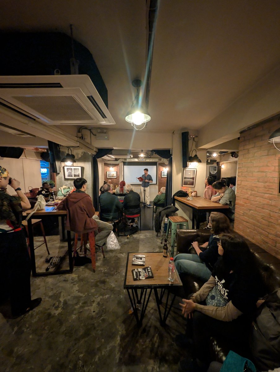 Послэмился на английском языке в Гонконге в сообществе Peel Street Poetry.

Коммьюнити тут какое-то совершенно космическое — почти все или преподают литературу, или изучают ее в местных университетах.

Каждую среду эти люди встречаются и читают стихи, и это продолжается уже 20