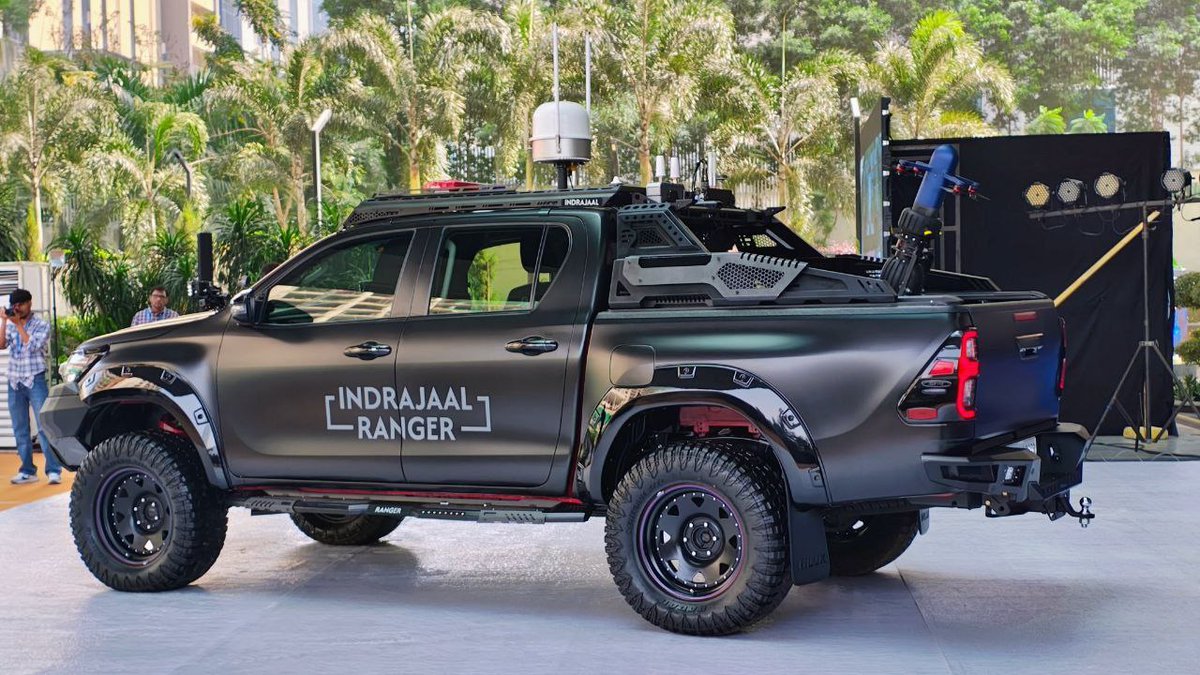 TridentxIN's tweet image. 🔴 #UPDATE 
#Indrajaal launches the Anti-Drone Patrol Vehicle ,real-time detection, AI tracking &amp;amp; neutralisation on the move.
Perfect weapon against Pakistan-origin drone drops of drugs, arms &amp;amp; explosives.
#BorderSecurity #CounterDrone