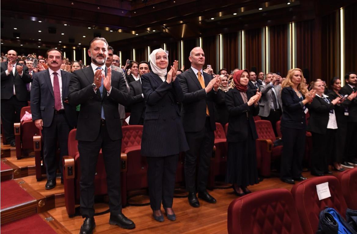 AzizAlperBiten's tweet image. 11. Türk Tıp Kurultayı vesilesiyle Sayın Cumhurbaşkanımız @RTErdogan Prof. Dr. Aziz Sancar ve diğer bilim insanlarına ödüllerini takdim ettiler.
