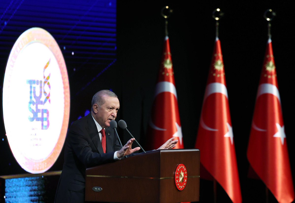 AzizAlperBiten's tweet image. 11. Türk Tıp Kurultayı vesilesiyle Sayın Cumhurbaşkanımız @RTErdogan Prof. Dr. Aziz Sancar ve diğer bilim insanlarına ödüllerini takdim ettiler.