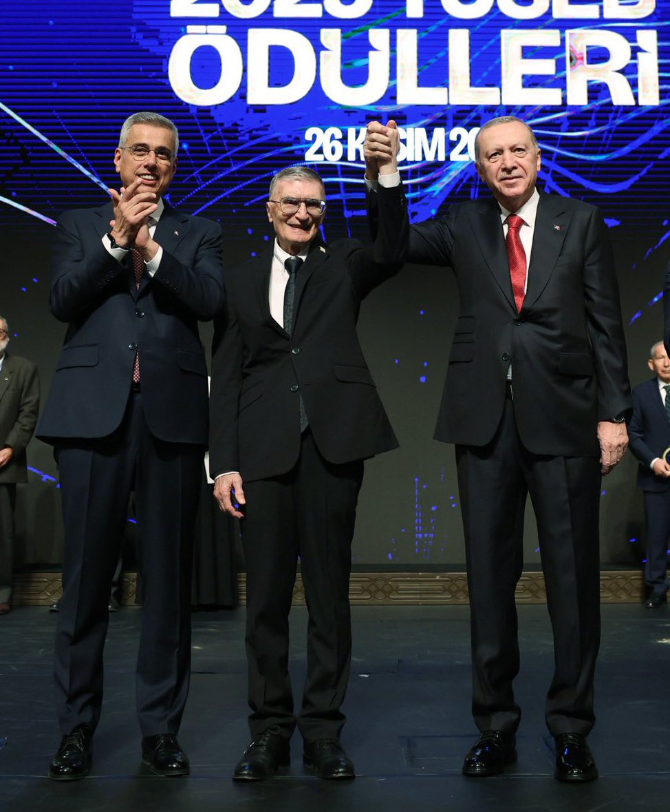 AzizAlperBiten's tweet image. 11. Türk Tıp Kurultayı vesilesiyle Sayın Cumhurbaşkanımız @RTErdogan Prof. Dr. Aziz Sancar ve diğer bilim insanlarına ödüllerini takdim ettiler.