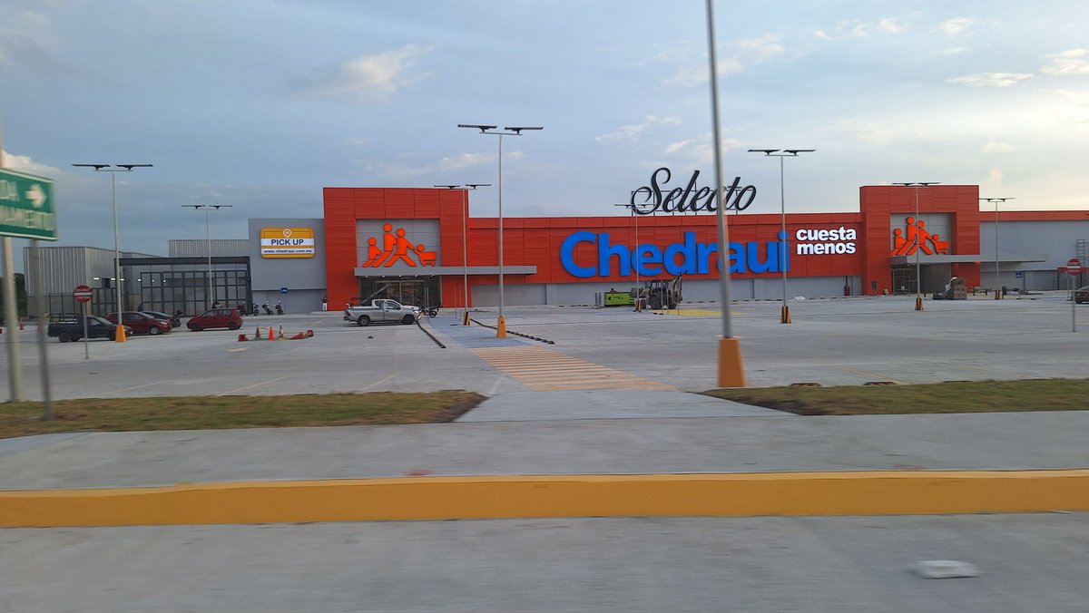 ReporteTab's tweet image. Todo listo para que HOY, HOY, HOY sea inaugurado el Chedraui Selecto del Country.

El fin de semana fue trasladado el último camión con mercancías y Durante los últimos dos días se hicieron adecuaciones viales en la zona.

#RT #Tabasco
