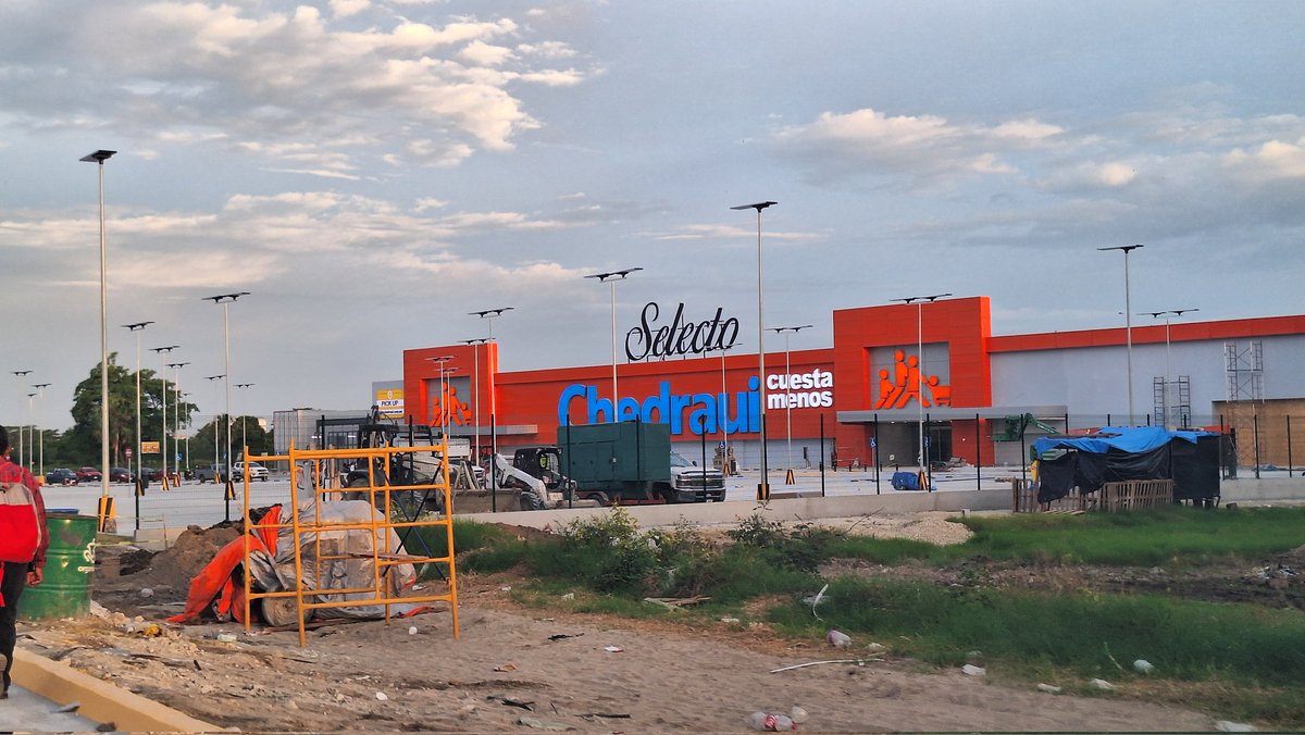 ReporteTab's tweet image. Todo listo para que HOY, HOY, HOY sea inaugurado el Chedraui Selecto del Country.

El fin de semana fue trasladado el último camión con mercancías y Durante los últimos dos días se hicieron adecuaciones viales en la zona.

#RT #Tabasco