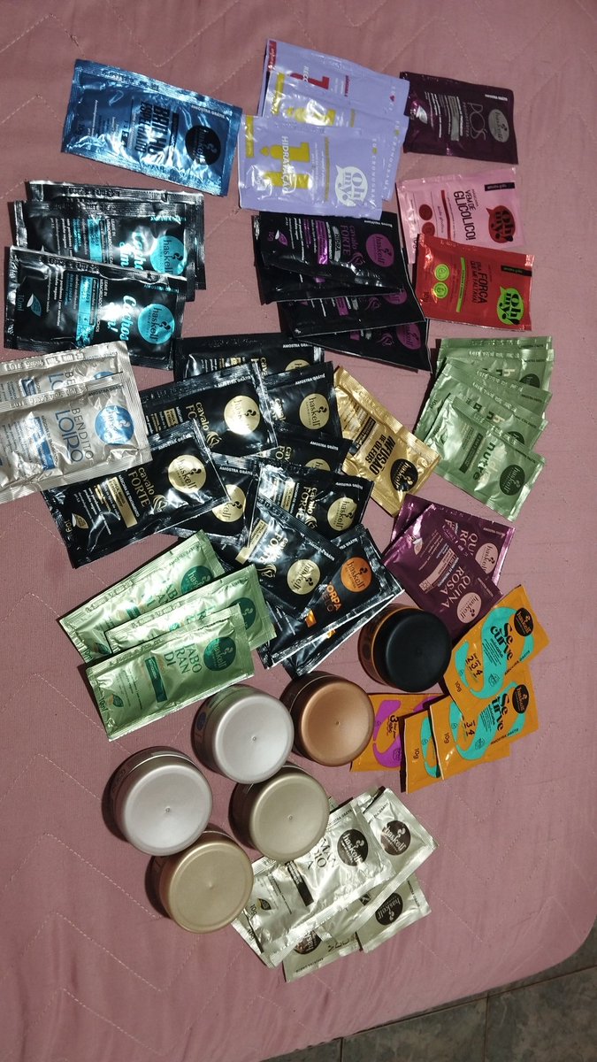 InutilSua's tweet image. Minha namorada &quot;amor chegou umas amostras aqui na farmácia, vou levar pra você hj&quot; 
Ela me trazendo um estoque pro ano de máscara de cabelo