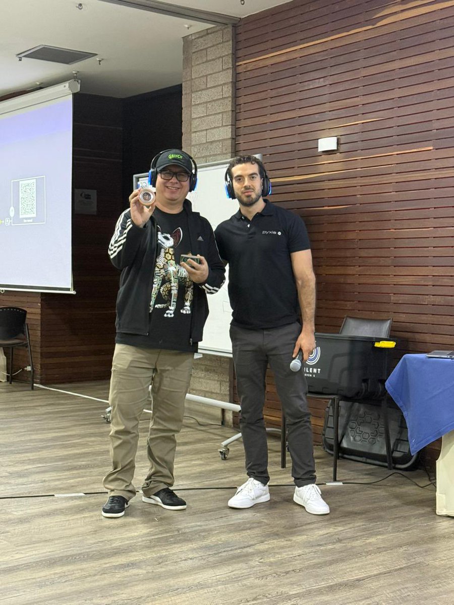 Pyxisportal's tweet image. abrazos y momentos especiales, como los sorteos de fin de año, la bienvenida a los nuevos pyxianos y los reconocimientos a quienes cumplen 5, 10 y 15 años en nuestro equipo 🫂

Es un evento que habla del equipo que construimos cada día.

#openspace #coConstruccion #teambuilding