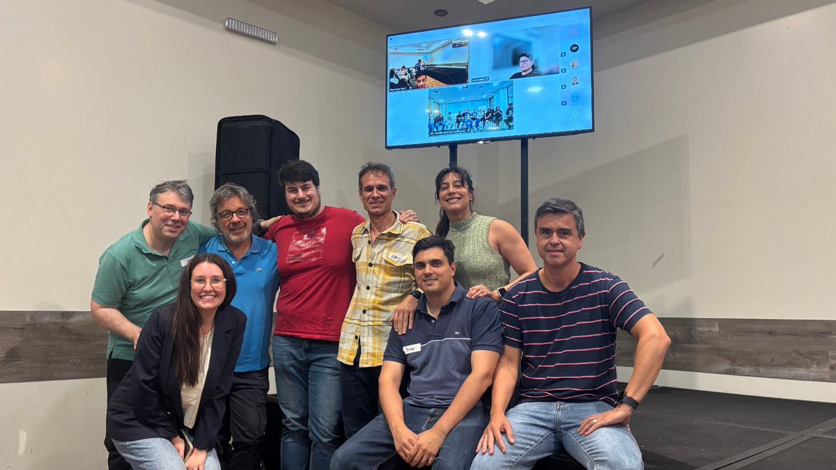 Pyxisportal's tweet image. abrazos y momentos especiales, como los sorteos de fin de año, la bienvenida a los nuevos pyxianos y los reconocimientos a quienes cumplen 5, 10 y 15 años en nuestro equipo 🫂

Es un evento que habla del equipo que construimos cada día.

#openspace #coConstruccion #teambuilding