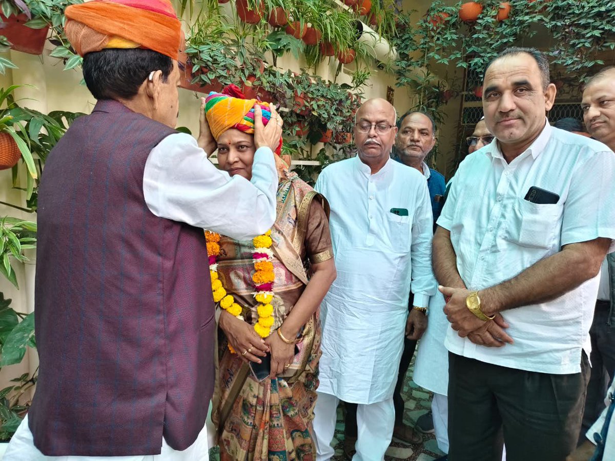 Rajendrainc's tweet image. संविधान स्थापना दिवस पर कार्यभार ग्रहण करने के बाद मेरे निवास स्थान पर नवनियुक्त जिला अध्यक्ष व विधायक भोपालगढ श्रीमती गीता बड़बड़ जी का स्वागत किया,जोधपुर शहर@SachinPilot