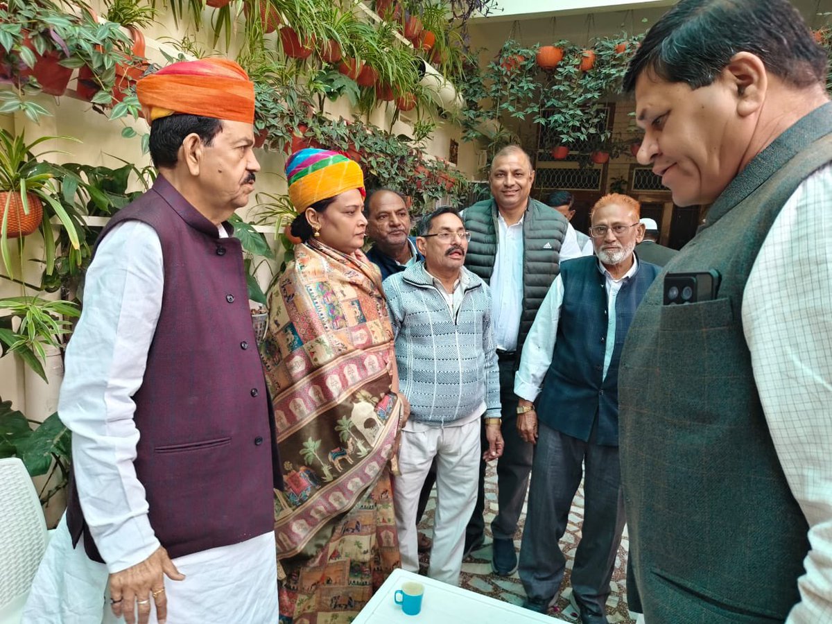 Rajendrainc's tweet image. संविधान स्थापना दिवस पर कार्यभार ग्रहण करने के बाद मेरे निवास स्थान पर नवनियुक्त जिला अध्यक्ष व विधायक भोपालगढ श्रीमती गीता बड़बड़ जी का स्वागत किया,जोधपुर शहर@SachinPilot