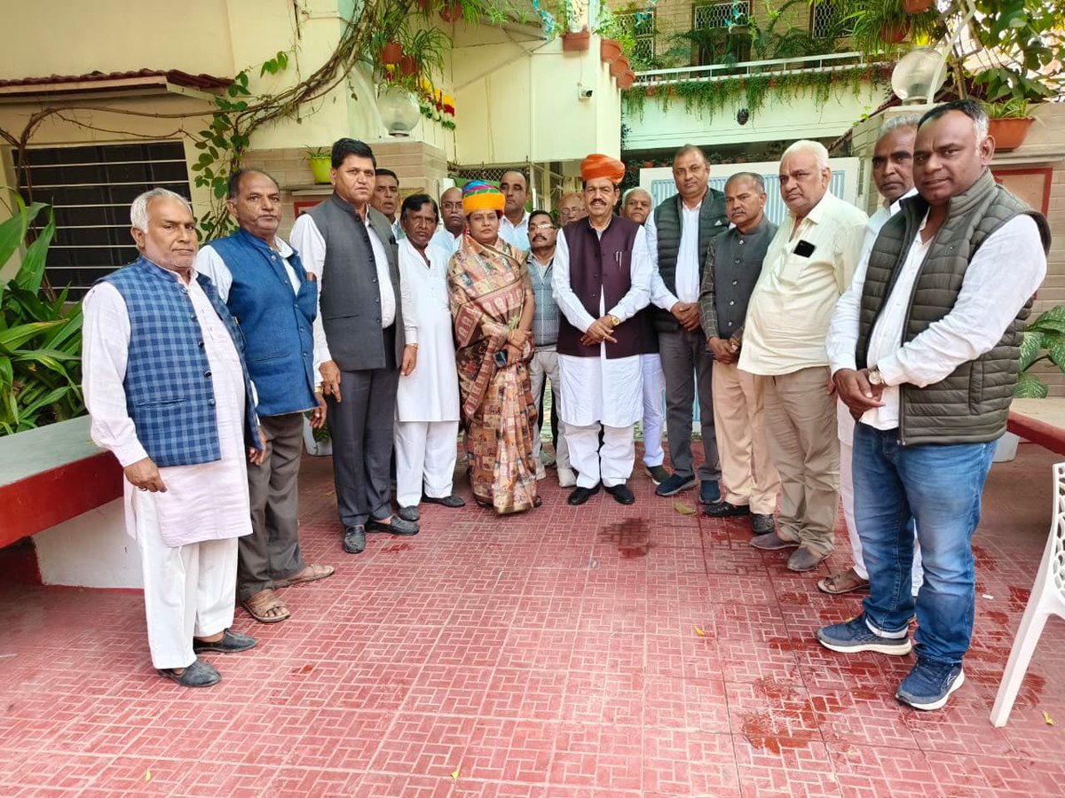 Rajendrainc's tweet image. संविधान स्थापना दिवस पर कार्यभार ग्रहण करने के बाद मेरे निवास स्थान पर नवनियुक्त जिला अध्यक्ष व विधायक भोपालगढ श्रीमती गीता बड़बड़ जी का स्वागत किया,जोधपुर शहर@SachinPilot