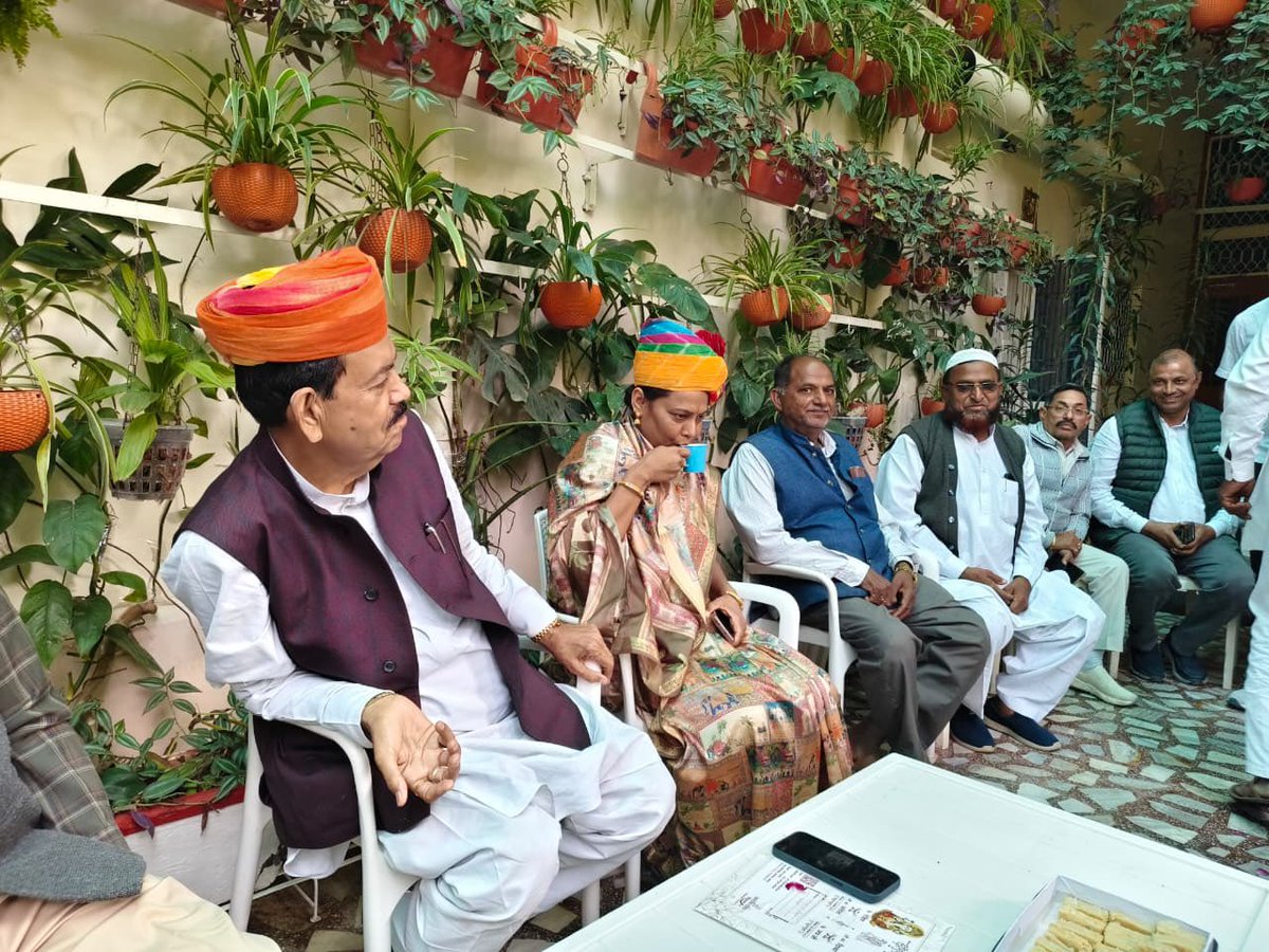Rajendrainc's tweet image. संविधान स्थापना दिवस पर कार्यभार ग्रहण करने के बाद मेरे निवास स्थान पर नवनियुक्त जिला अध्यक्ष व विधायक भोपालगढ श्रीमती गीता बड़बड़ जी का स्वागत किया,जोधपुर शहर@SachinPilot