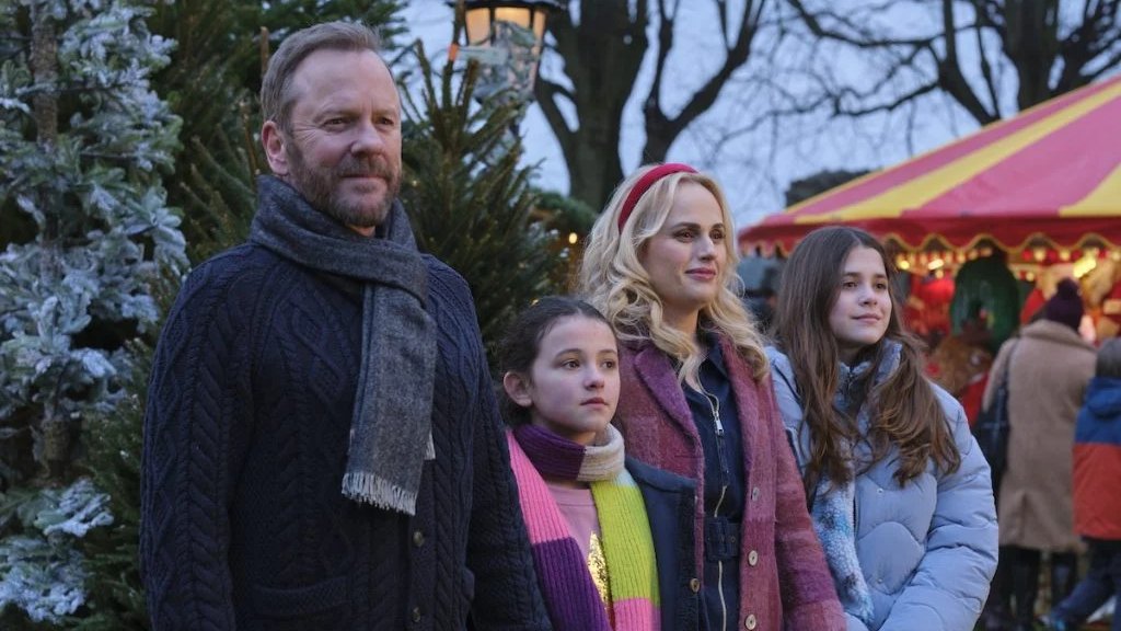 GeekVibesNation's tweet image. &apos;Tinsel Town&apos; Review - A Christmas Comedy That’s Charming Enough, Until It Isn’t, writes @RobertoTylerOr1 

Review: bit.ly/43OBM2z