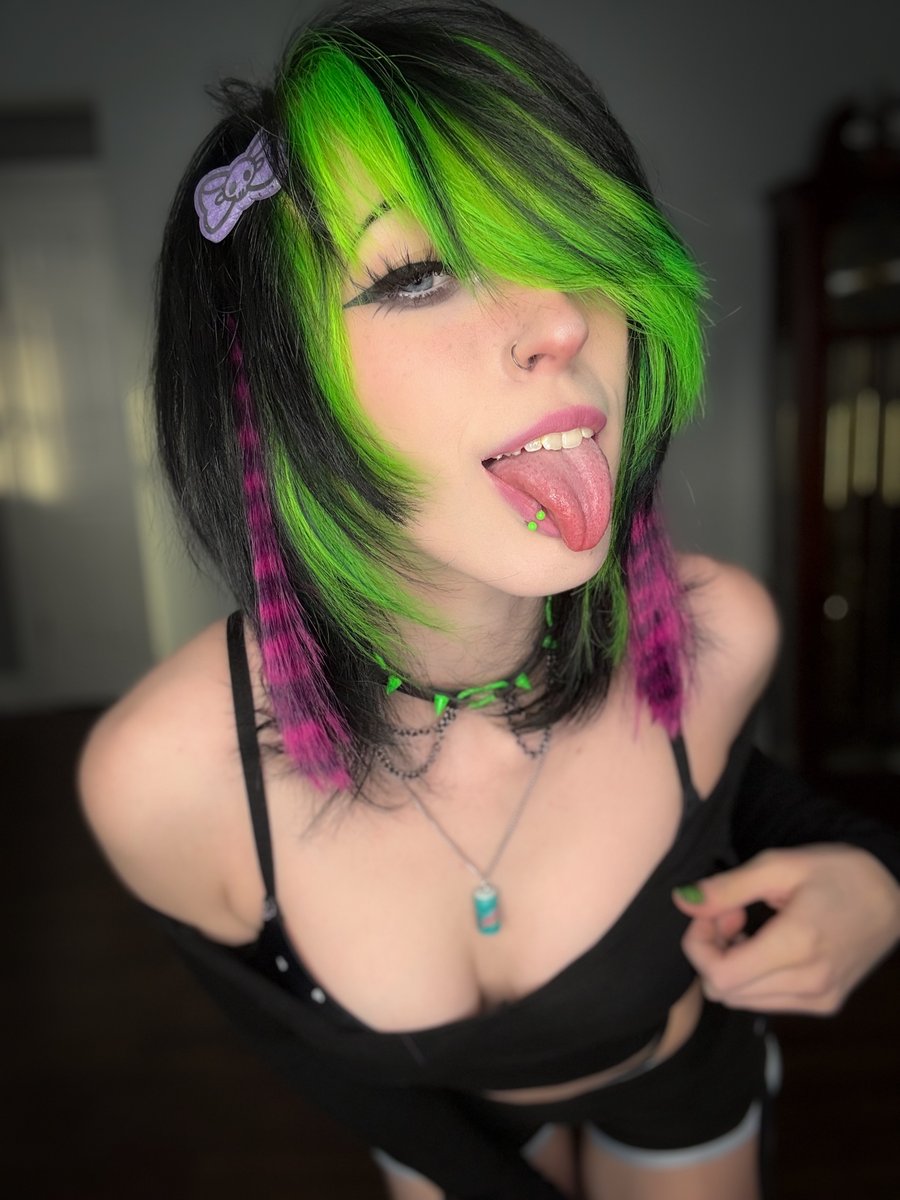 did u notice the hairclip or were u lookin at something else? 👀