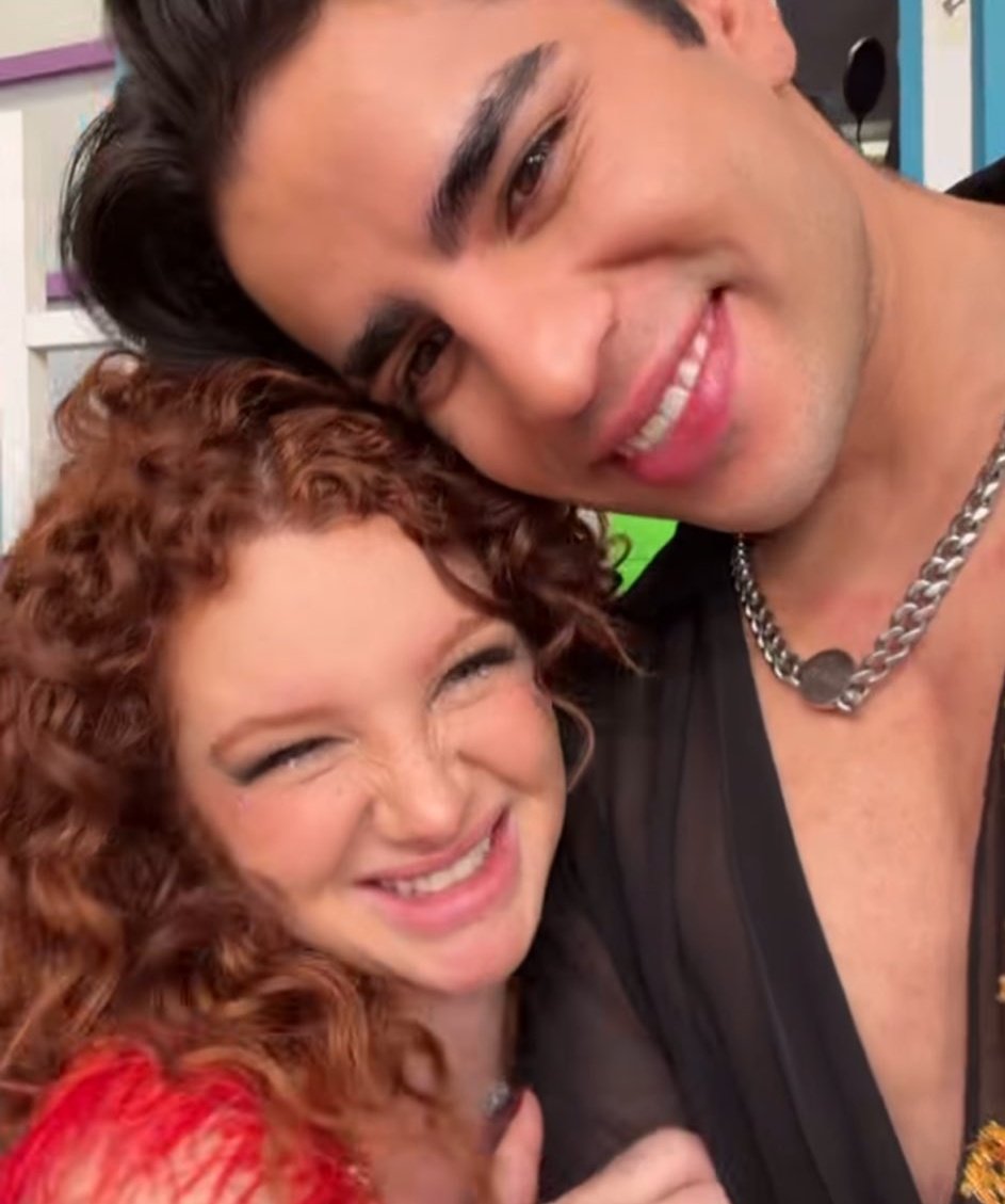 layayadeaaron's tweet image. hoy le toca bailar por primera vez con alguien más que no es su hermanito, mucha mucha suerte chiquita, que todo salga bien y que lo disfrute mucho 💖

BRIGGI BAILA EN LEBEH
#BriggiBailaEnHoy