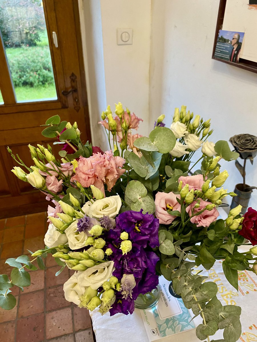 ingrid56000's tweet photo. Lé popains de la #teamsoutine vous zétes tellement merveilleux 😻😻😻🙏!  Kelle belle surprise pour Florence ki héberge Moman et nous à partir de domain 🐈‍⬛🖤! Elle a dit cé tro mé le bouquet est splendide 😻😻 merki lé popains 🙏🙏🙏😻😽😽😽 https://t.co/NhSfR1uDJw