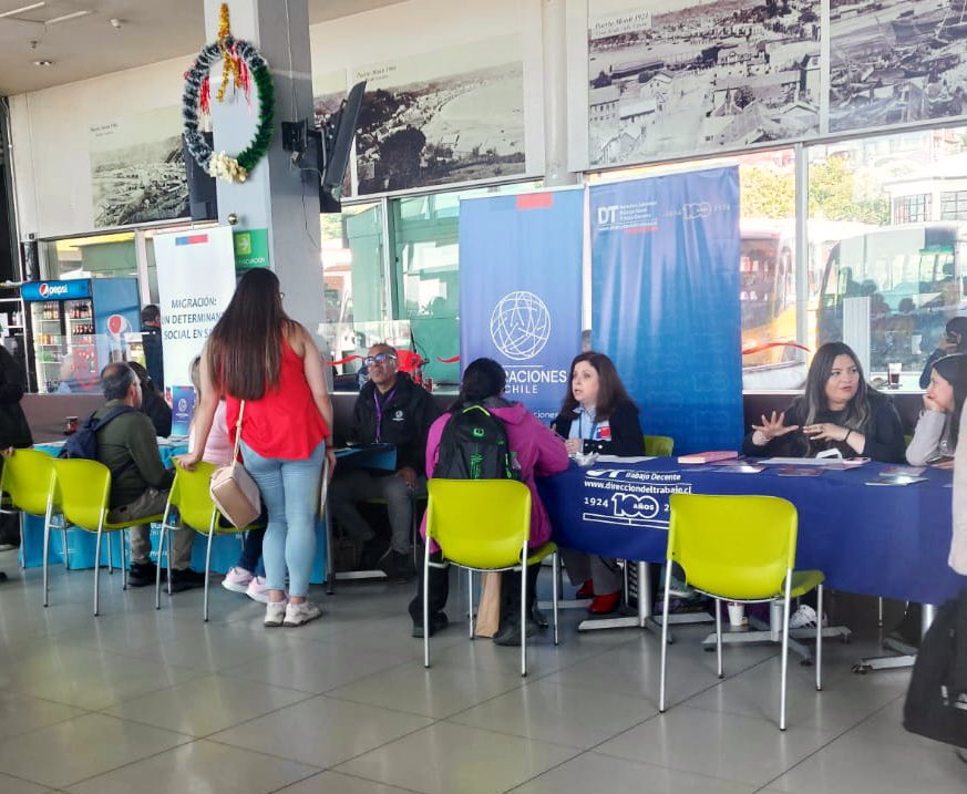 En terminal de buses de #PuertoMontt Coord. de Atención de Usuarios participa en feria de servicios públicos “Migraciones en tu Barrio” en el marco del día internacional de la eliminación de la violencia contra la mujer impulsado por <a href="/MigracionesCL/">Migraciones Chile</a> difundiendo normativa laboral.