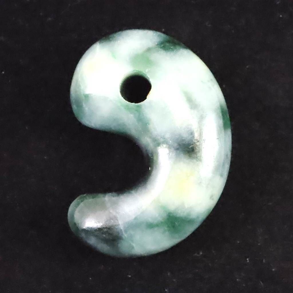 専門店にて緑一色*50万円以上の品‼️糸魚川翡翠勾玉*小滝産　本物の守護石　鑑別書 専門店にて緑一色*50万円以上の品‼️糸魚川翡翠勾玉*小滝産 本物の守護