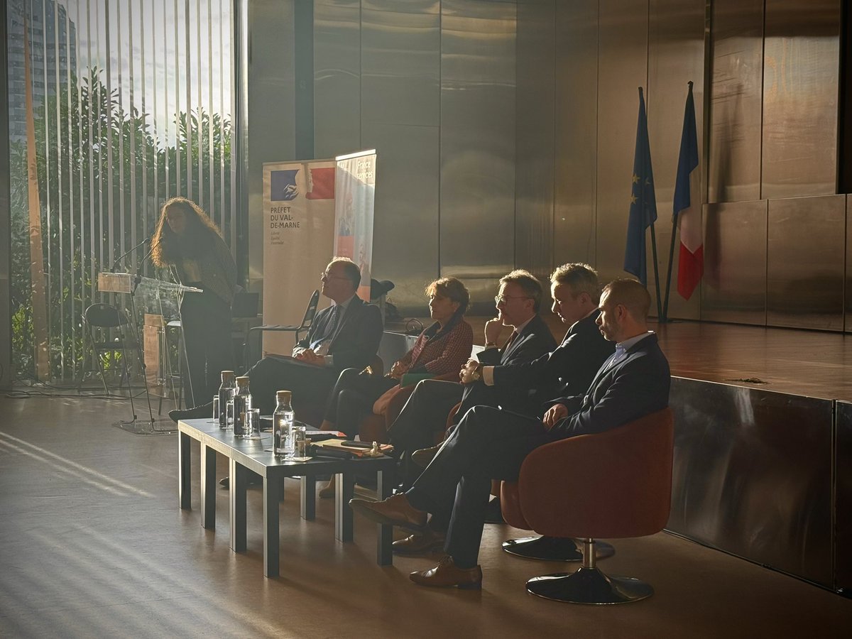 Prefet94's tweet photo. #FranceServices | Une matinée sous le signe de l’engagement et du collectif !

✨ Aujourd’hui, le séminaire France Services s’est tenu en présence du préfet Etienne Stoskopf et de l’ensemble de nos partenaires : un véritable temps fort pour le réseau, qui compte désormais 19 structures dans le Val-de-Marne.

Les objectifs pour cette rencontre :
👉Créer du lien et renforcer la communauté France Services en offrant aux conseillers, responsables et opérateurs un espace d’échanges dédié autour de leurs enjeux et préoccupations.
👉Partager les bonnes pratiques et tracer de nouveaux axes d’amélioration.
👉Mettre en lumière l’engagement remarquable et la qualité du travail sur le terrain.

Merci aux 80 participants pour cette ambiance conviviale et pour la richesse des ateliers ! 😌