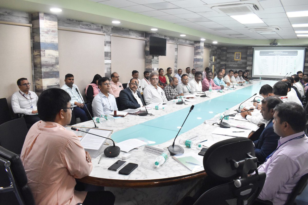 Ganjam_Admin's tweet image. ଗଞ୍ଜାମ ଜିଲ୍ଲାପାଳଙ୍କ ଅଧ୍ୟକ୍ଷତାରେ ଆଜି ଜିଲ୍ଲା ସ୍ତରୀୟ ସମୀକ୍ଷା ବୈଠକ ସଦଭାବନା ସମ୍ମିଳନୀ କକ୍ଷରେ ଆୟୋଜିତ ହୋଇଥିଲା। ଏଥିରେ ମାନ୍ୟବର ଆସ୍କା ବିଧାୟକ ଓ ବିଭିନ୍ନ ବିଭାଗର ଅଧିକାରୀମାନେ ଉପସ୍ଥିତ ଥିଲେ ।
@CMO_Odisha 
@IPR_Odisha