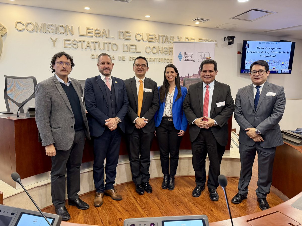 Como coordinador ponente del Proyecto de Ley para la creación del <a href="/MinIgualdad_Col/">Ministerio de Igualdad y Equidad de Colombia</a>, participamos en la mesa de trabajo que continúa impulsando esta iniciativa.

Agradecemos a la Facultad de Jurisprudencia de la Universidad del Rosario <a href="/Juris_urosario/">Facultad de Jurisprudencia - URosario</a> y a la Senadora