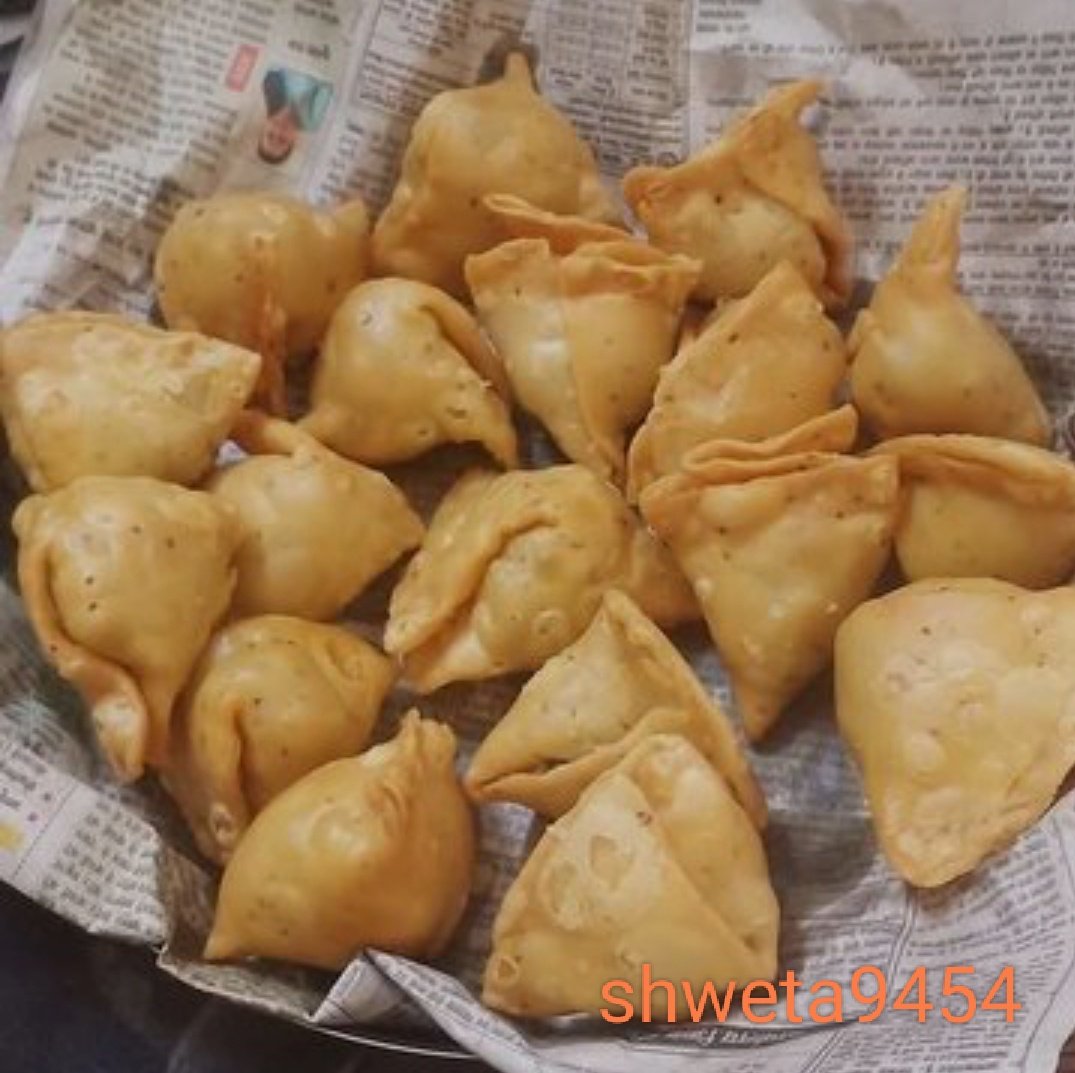 shweta9454's tweet image. हमारे तरफ इसको रसगुल्ला बोलते हैं 😊 
आपके तरफ इसे क्या बोलते हैं?