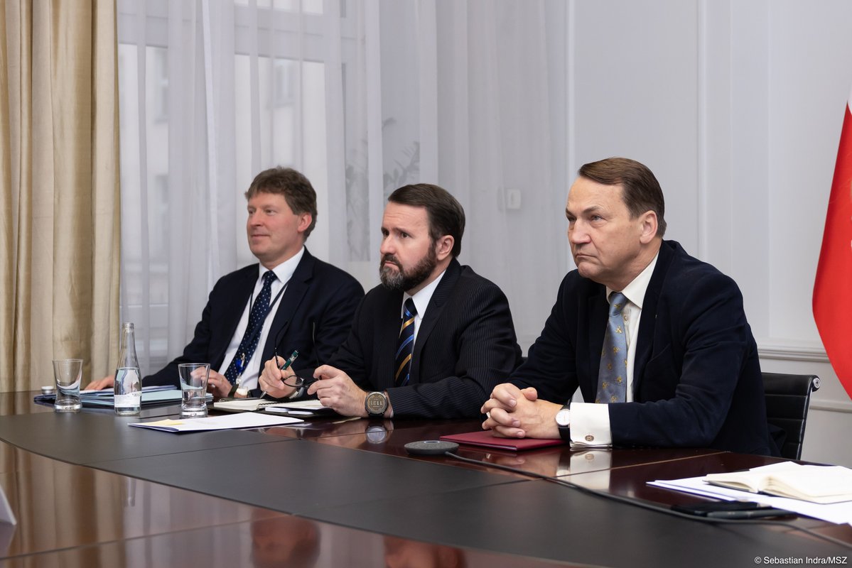 Wicepremier <a href="/sikorskiradek/">Radosław Sikorski 🇵🇱🇪🇺</a> i wiceminister <a href="/RKupiecki/">Robert Kupiecki</a> uczestniczyli dziś w wideokonferencji Rady do Spraw Zagranicznych #FAC.

Temat rozmów 👉🏼 Ukraina i to, co wspólnie możemy zrobić, by zbliżyć się do zakończenia rosyjskiej agresji.

Ministrowie wymienili opinie o tym, jakie