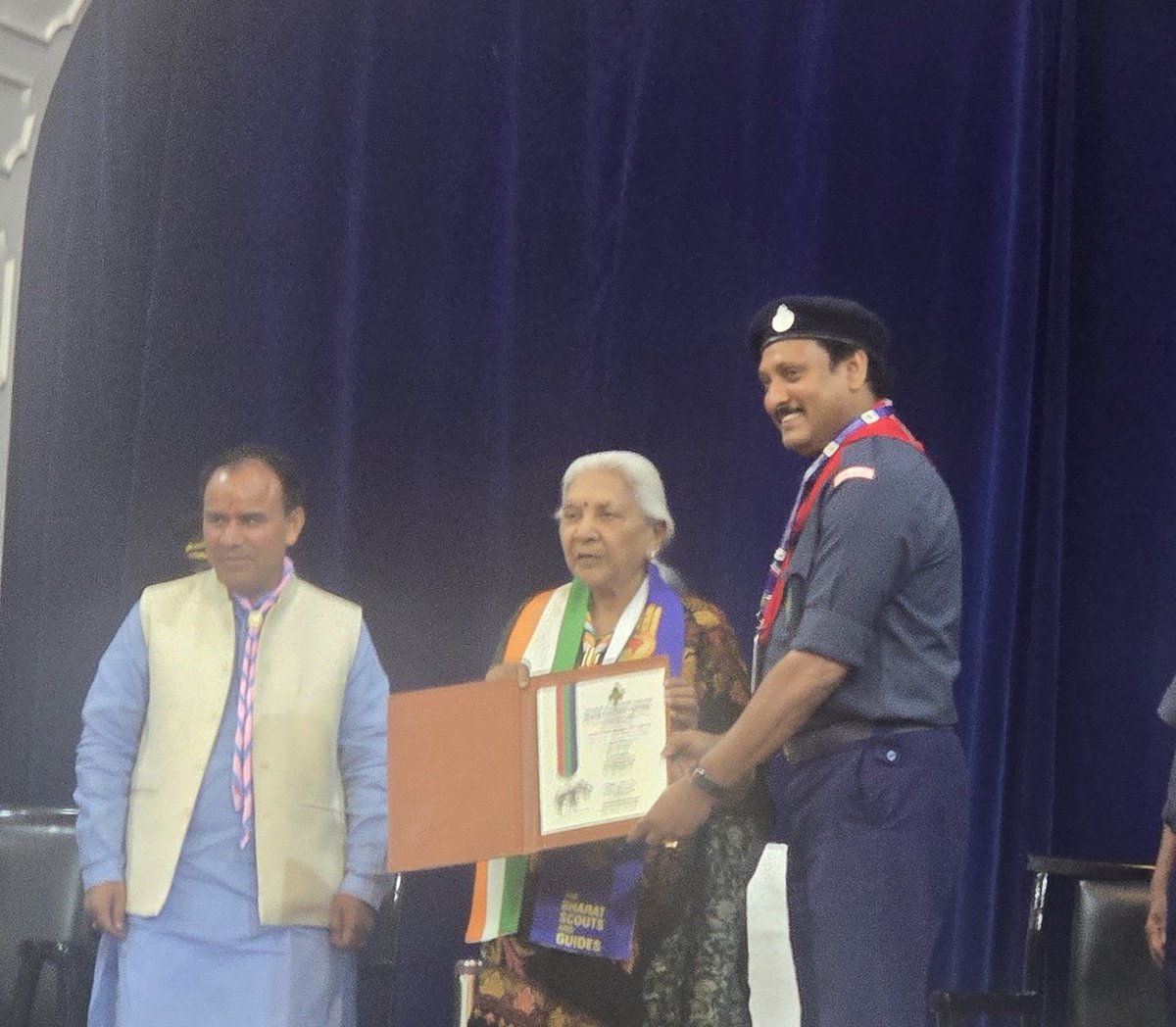 AnanthDpi's tweet image. பாரத சாரண சாரணியர் இயக்கத்தின் 
உயரிய விருதான 
*வெள்ளி யானை விருது*  
மாண்புமிகு தமிழ்நாடு பள்ளிக் கல்வித் துறை அமைச்சர் 
முனைவர் @Anbil_Mahesh
அவர்களுக்கு வழங்கப்பட்ட நிகழ்வில்.

1/2