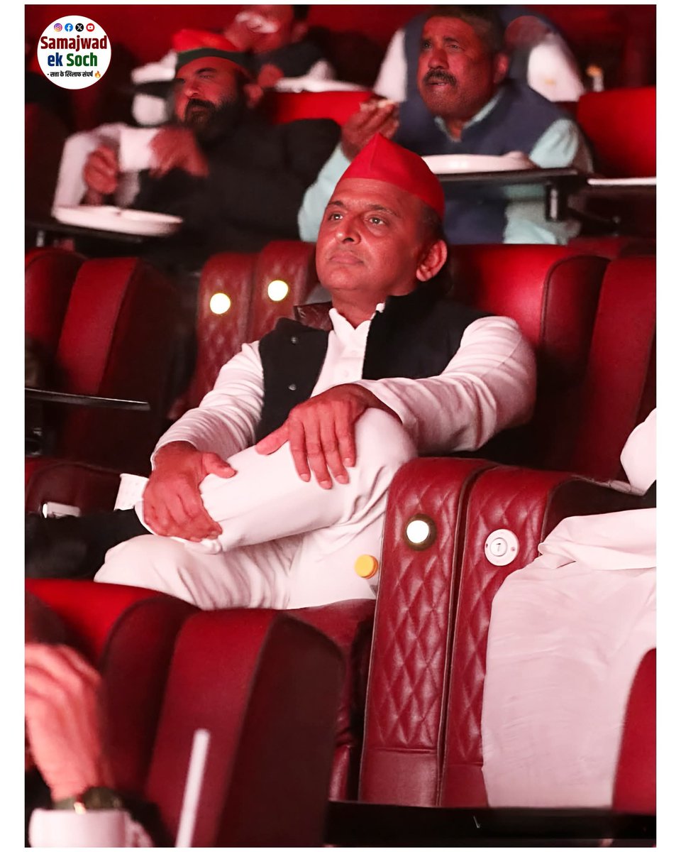 shivayadavSP's tweet image. रेजांगला की लड़ाई पर बनी फिल्म, 120 बहादुर, को सपा प्रमुख @yadavakhilesh जी देख हुए भावुक 🔥