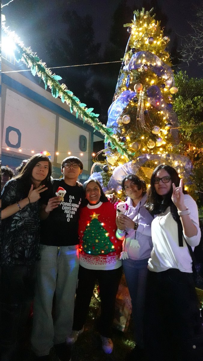 🫂¡Gracias por hacer comunidad juntos! 😻

🌲Esto es un poco de lo que vivimos en el encendido de nuestro tradicional árbol de navidad.

#CCHVallejo