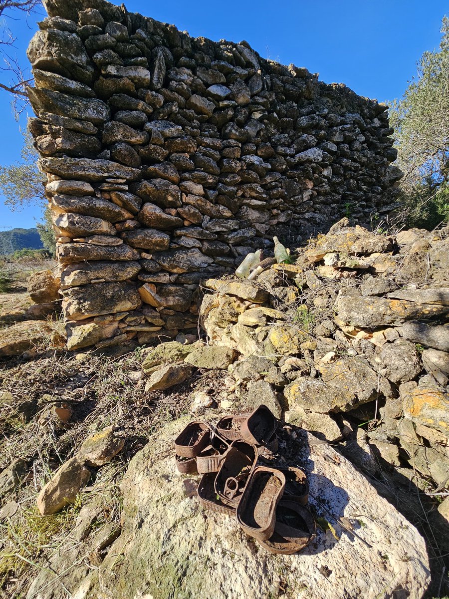 ADHSO1's tweet image. La proposta d&apos;ADHSO serà la d&apos;acompanyar-vos a explorar un patrimoni rural gens menyspreable, doncs el que amaguen aquestes construccions de pedra seca, tan aprop de casa, són lliçons d&apos;història, de coneixement del medi, d&apos;aprofitament de recursos, de saviesa centenària.