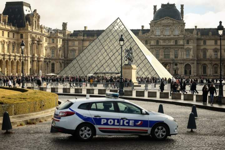 worldpulsenow's tweet image. French authorities have arrested four more suspects in the €88 million Louvre jewel heist, raising total arrests to eight as the investigation continues. #LouvreHeist #ArtCrime #SecurityConcerns
 worldpulsenow.com/trends?id=c_66…