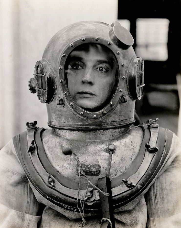 BusterKeatonSoc's tweet image. WIP Wednesday - Promotional photos for Buster Keaton's "The Navigator," 1924. 

#oldhollywood #busterkeaton #damfino #silentfilm