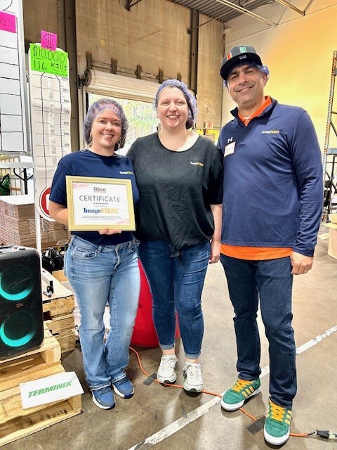 Image1stHCLinen's tweet photo. ImageFIRST was proud to support #RiseAgainstHunger as the Premier Sponsor of their first annual Thanksgiving Packathon.
Thanks to donations from our associates through last year’s paycheck allocation program, we contributed $10,000 toward the event and packed 140,000 meals. https://t.co/BhnS4hkcRE